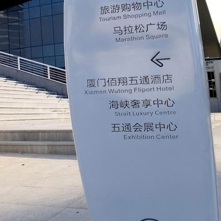 如何通過社交媒體網(wǎng)站設(shè)計(jì)吸引更多的用戶和互動(dòng)？
